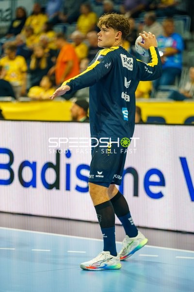 David More (15; Rhein Neckar Löwen) positioniert sich