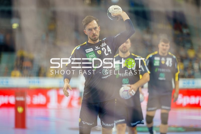 Patrick Groetzki (24; Rhein Neckar Löwen) wirft, Jannik Kohlbacher (80; Rhein Neckar Löwen) bereit