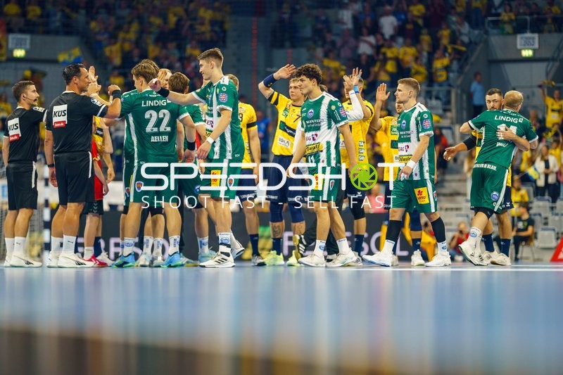 Felix Aellen (22; ThSV Eisenach) und Oskar Joelsson (3; ThSV Eisenach) im Gespräch