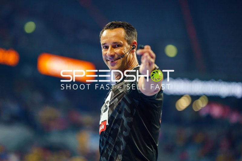 Schiedsrichter trifft Entscheidung