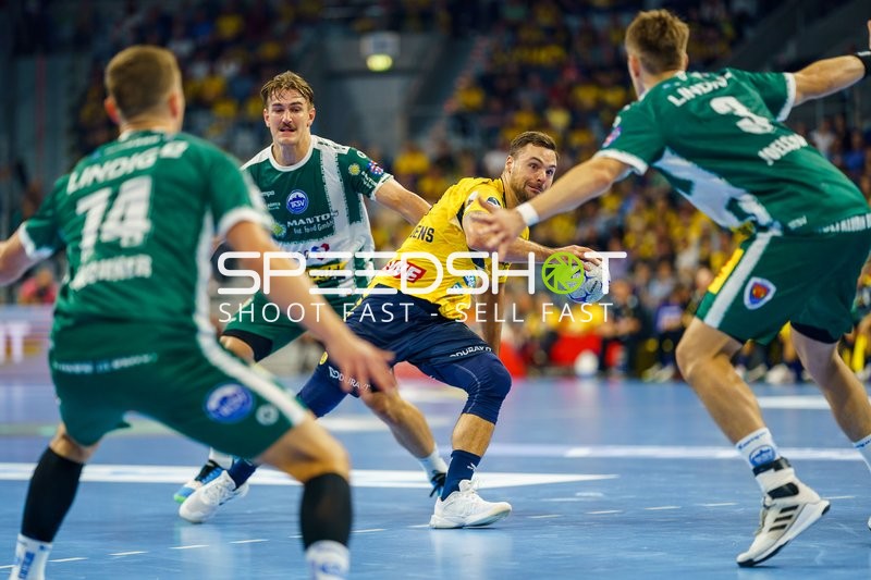 Dani Baijens (77; Rhein Neckar Löwen) im Angriff gegen Peter Walz (14; ThSV Eisenach) und Oskar Joelsson (3; ThSV Eisenach)