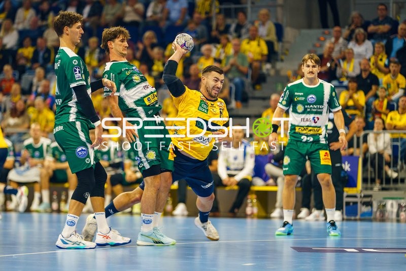 Jannik Kohlbacher (80; Rhein Neckar Löwen) wirft aufs Tor