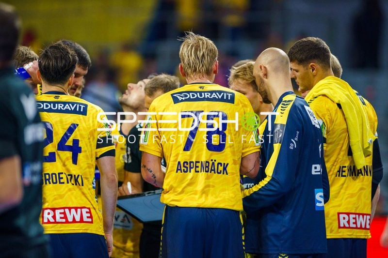 Mannschaftsbesprechung Patrick Groetzki (24; Rhein Neckar Löwen), Edwin Aspenbäck (78; Rhein Neckar Löwen) und Halil Jaganjac (45; Rhein Neckar Löwen)