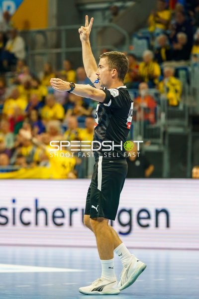 Schiedsrichter Philipp Dinges trifft Entscheidung