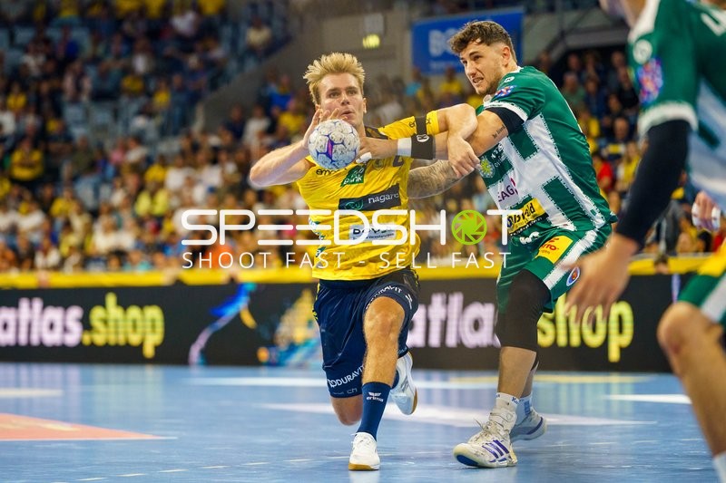 Mathias Larson (4; Rhein Neckar Löwen) kämpft um den Ball gegen Justin Kurch (52; ThSV Eisenach)