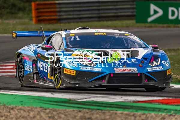 Rennfahrzeug auf der Rennstrecke