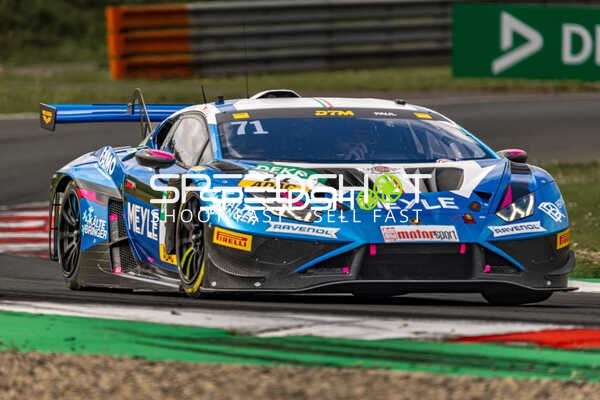 DTM Fahrzeug auf der Rennstrecke