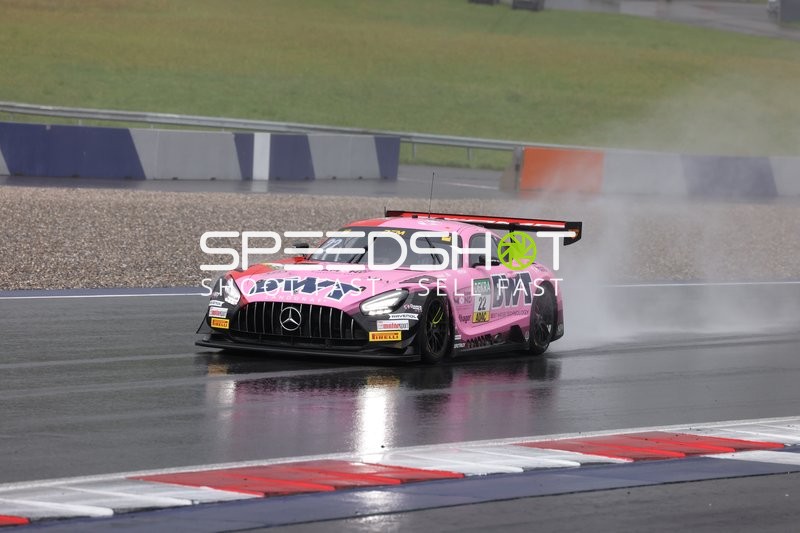 Rennfahrzeug in der Boxengasse