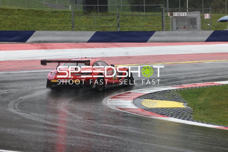 DTM Fahrzeug auf nasser Strecke