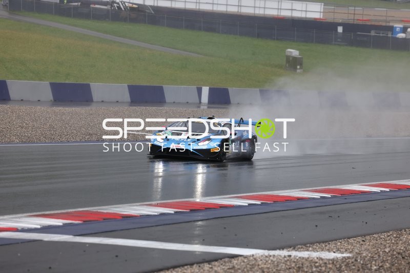 Rennfahrzeug auf nasser Strecke