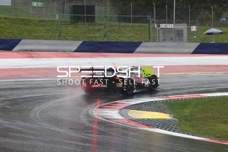 Rennfahrzeug auf nasser Strecke