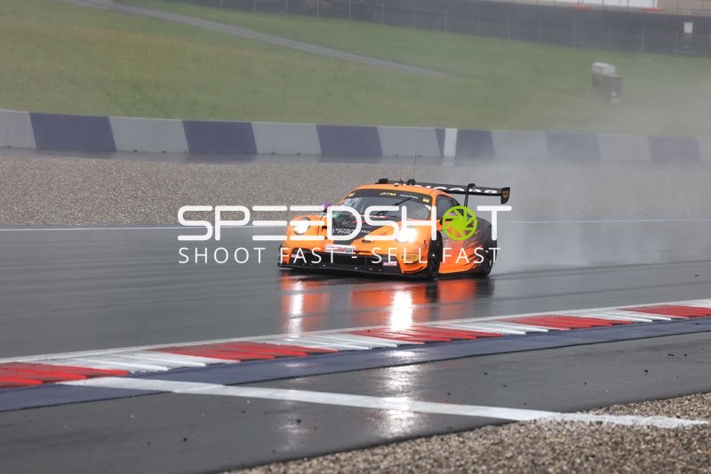 Rennfahrzeug auf nasser Strecke