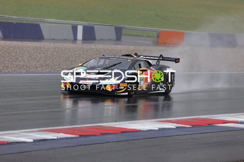 Rennfahrzeug auf nasser Strecke