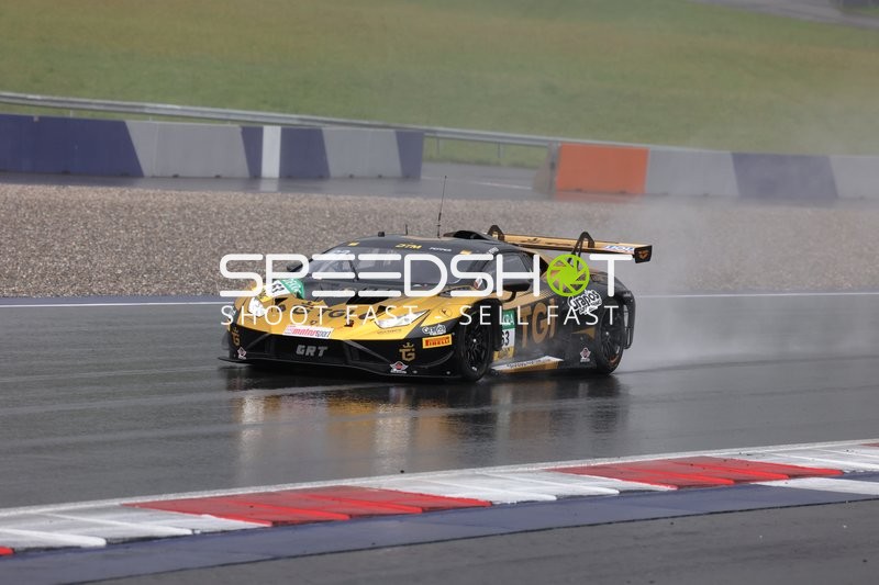 Rennfahrzeug auf nasser Strecke