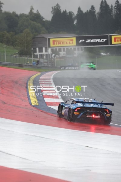 Rennfahrzeug auf nasser Strecke