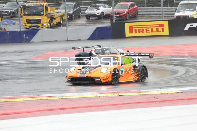 Zwei Fahrzeuge auf der Rennstrecke