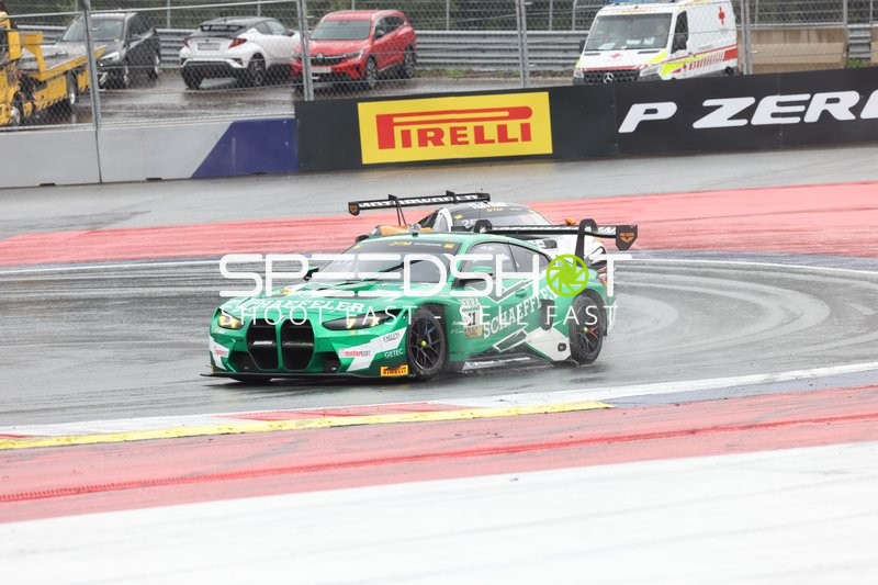 Rennfahrzeuge auf nasser Strecke