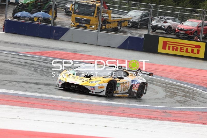 Rennfahrzeug auf nasser Strecke