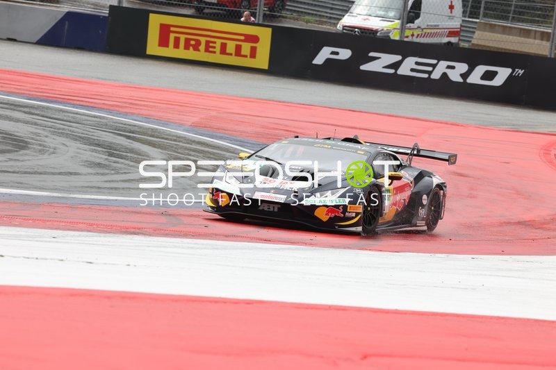 Rennfahrzeug auf der Rennstrecke