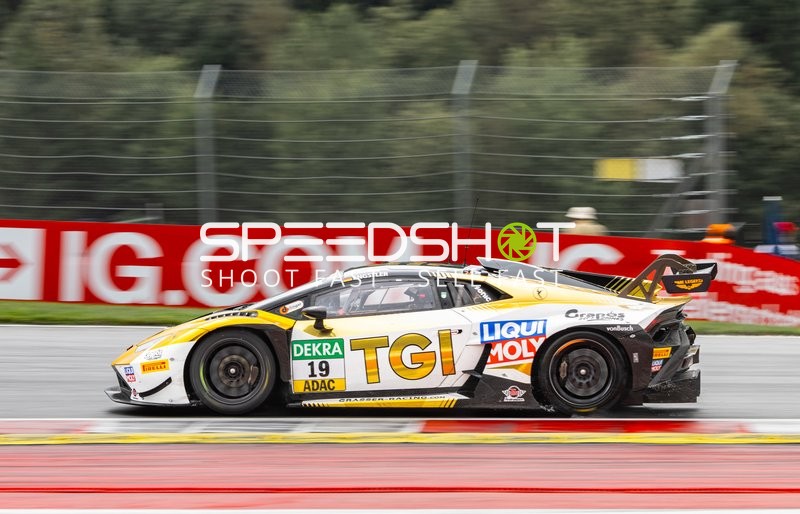 Rennfahrzeug auf der Rennstrecke