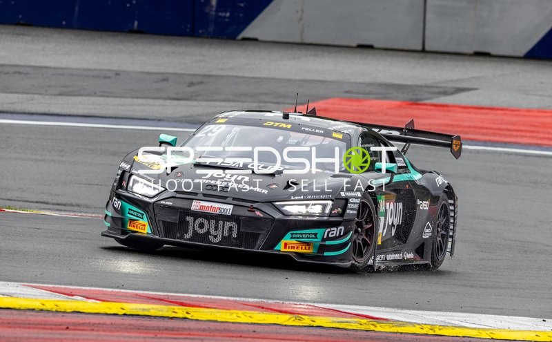 Rennfahrzeug auf der Rennstrecke