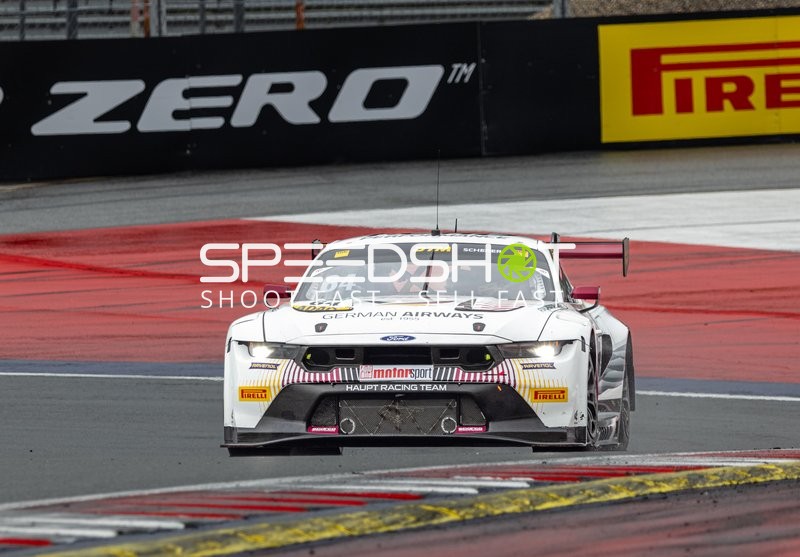 Rennfahrzeug auf der Rennstrecke