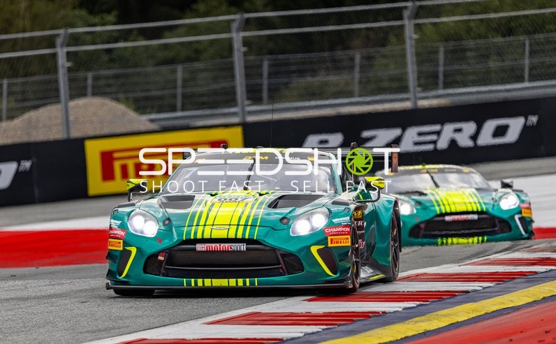 Zwei Fahrzeuge auf der Rennstrecke