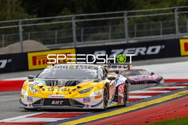 Rennfahrzeug auf der Rennstrecke