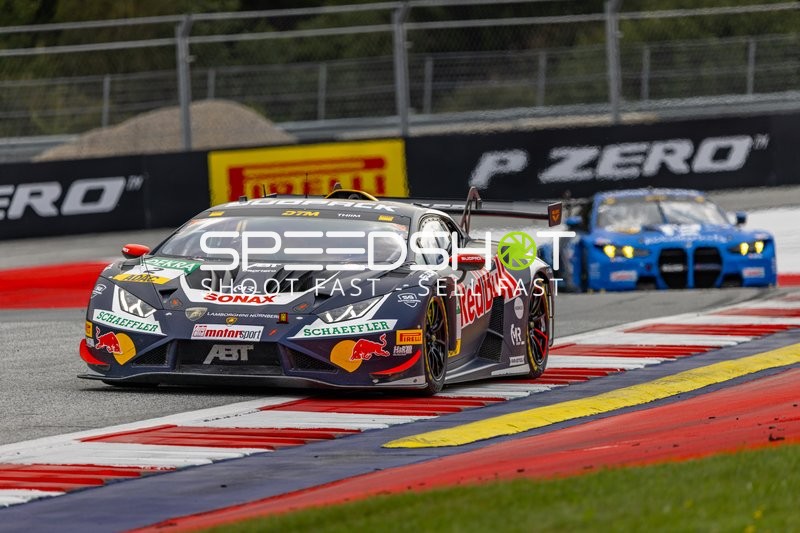 Zwei Fahrzeuge auf der Rennstrecke