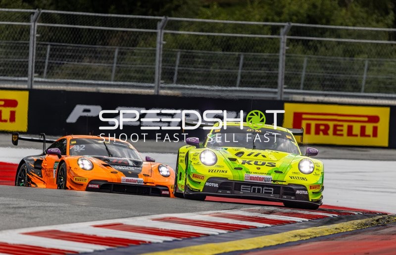 Zwei Fahrzeuge auf der Rennstrecke