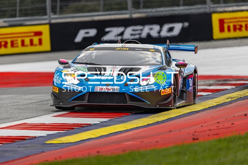 Rennfahrzeug auf der Rennstrecke