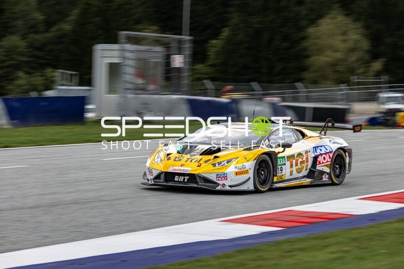 Rennfahrzeug auf der Rennstrecke