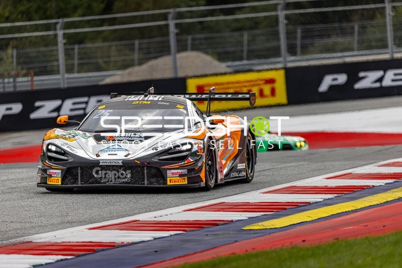 Rennfahrzeug auf der Rennstrecke