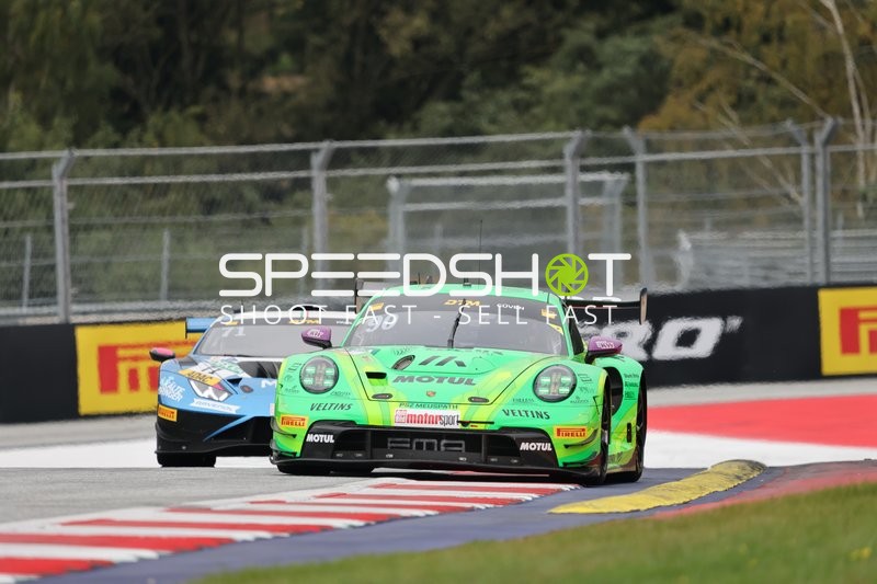 Zwei Fahrzeuge auf der Rennstrecke