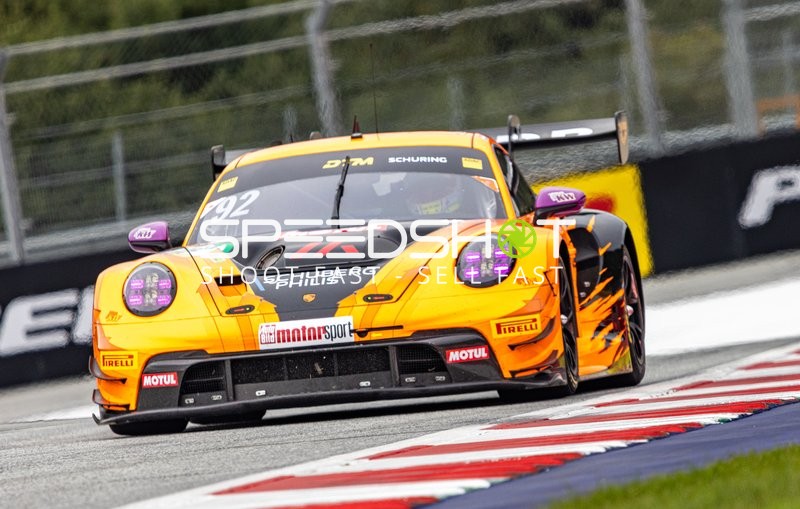 Rennfahrzeug auf der Rennstrecke