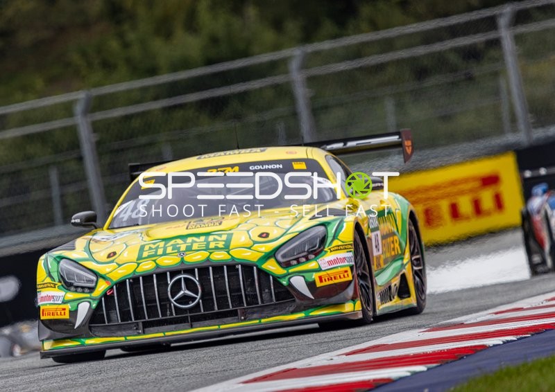 Rennfahrzeug auf der Rennstrecke