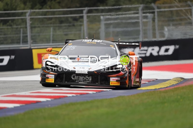 DTM Fahrzeug auf der Rennstrecke