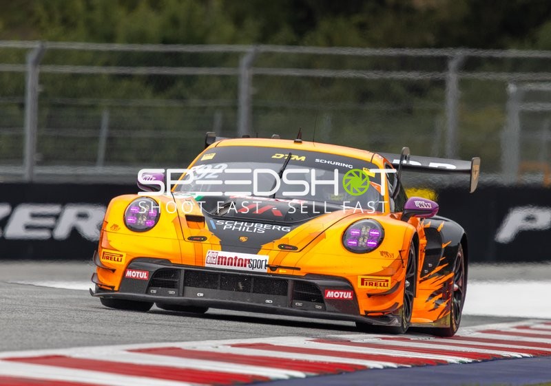 Rennfahrzeug auf der Rennstrecke