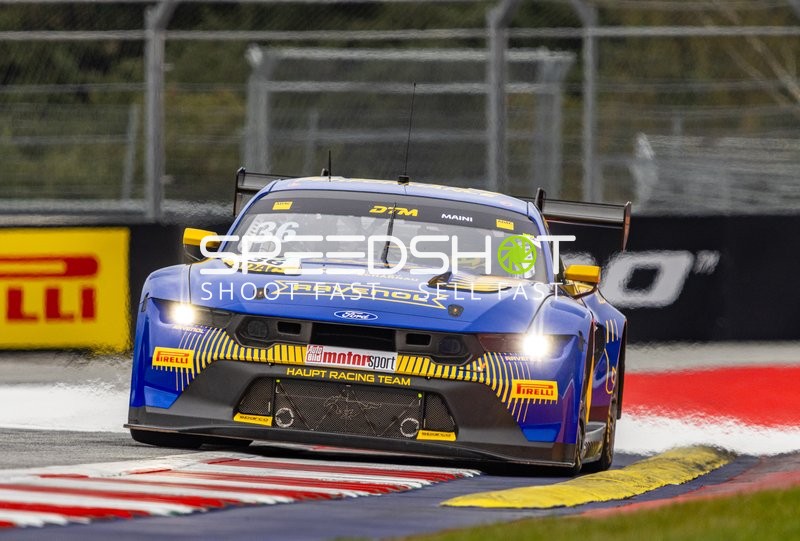 Rennfahrzeug auf der Rennstrecke