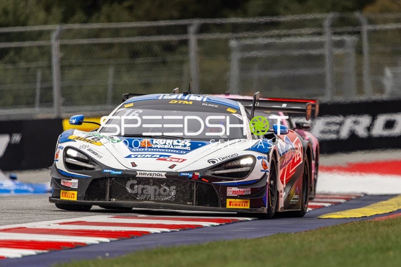 Rennfahrzeug auf der Rennstrecke