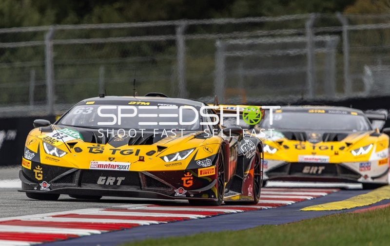 Zwei Lamborghini Huracán GT3 Evo auf der Rennstrecke