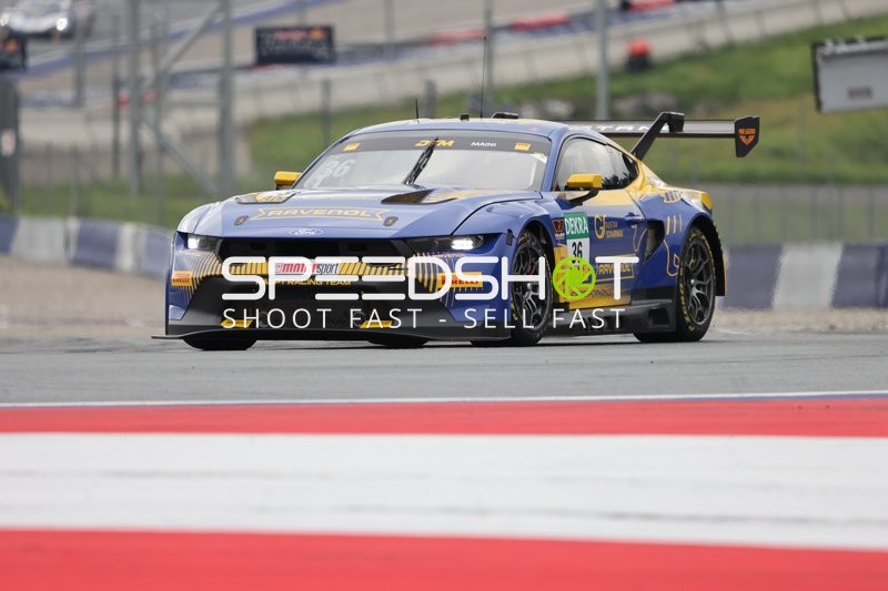 Rennfahrzeug auf der Rennstrecke