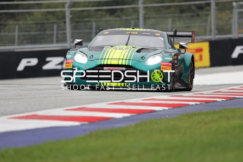 Rennfahrzeug auf der Rennstrecke