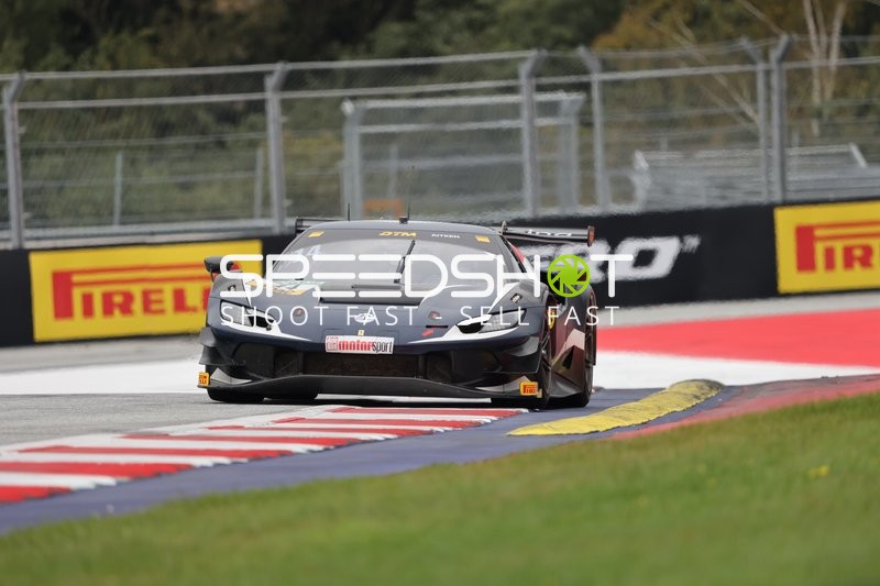 Rennfahrzeug auf der Rennstrecke