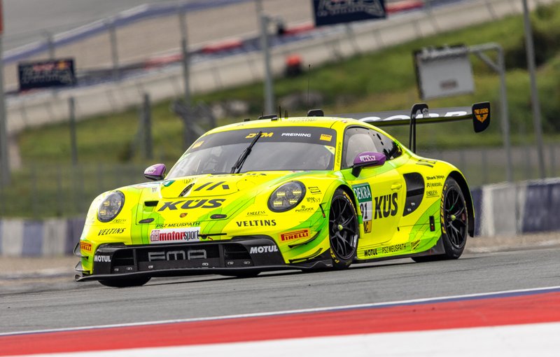 Rennfahrzeug auf der Rennstrecke