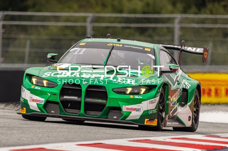 Rennfahrzeug auf der Rennstrecke