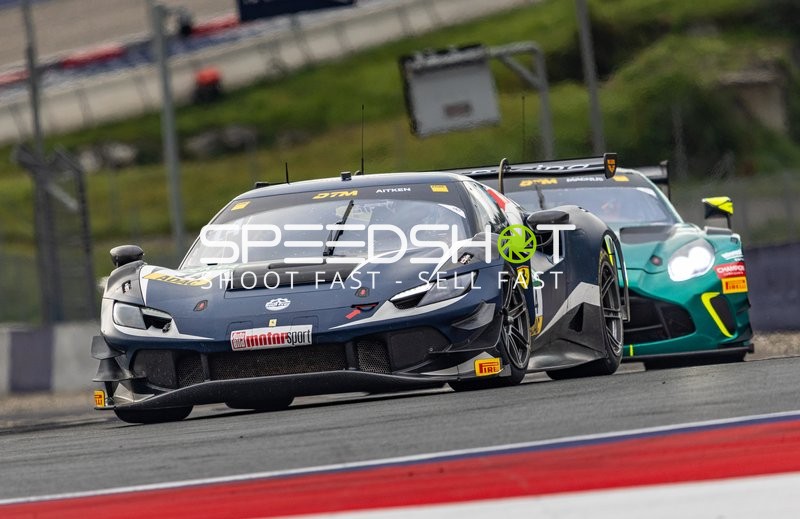 Zwei Fahrzeuge auf der Rennstrecke