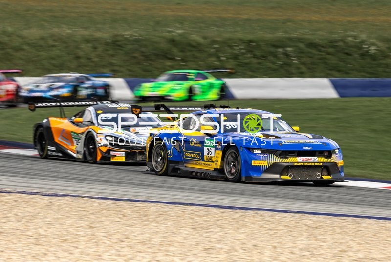 Zwei Fahrzeuge auf der Rennstrecke