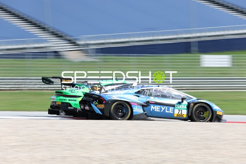 Rennfahrzeug auf der Rennstrecke