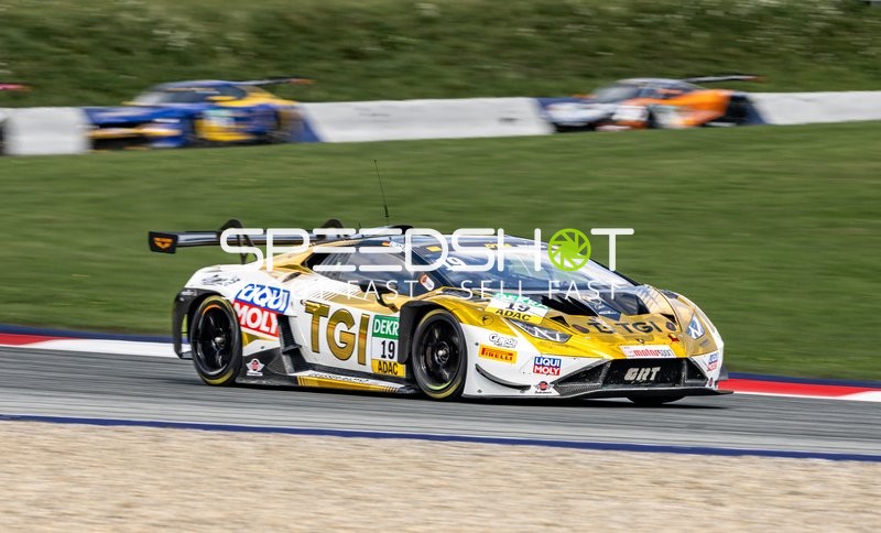 Rennfahrzeug auf der Rennstrecke